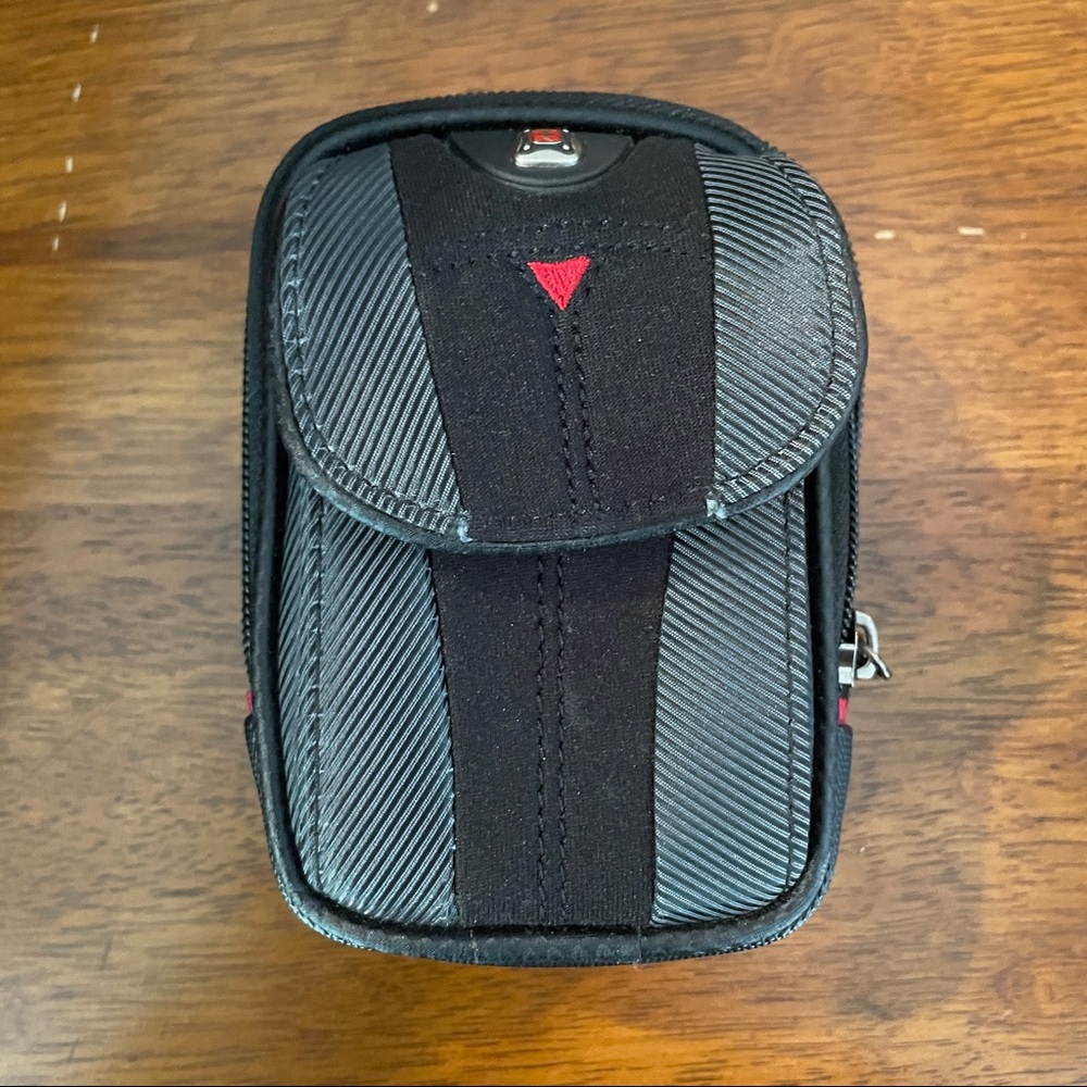 SwissGear by Wenger the Sherpa black and grey medium camera case